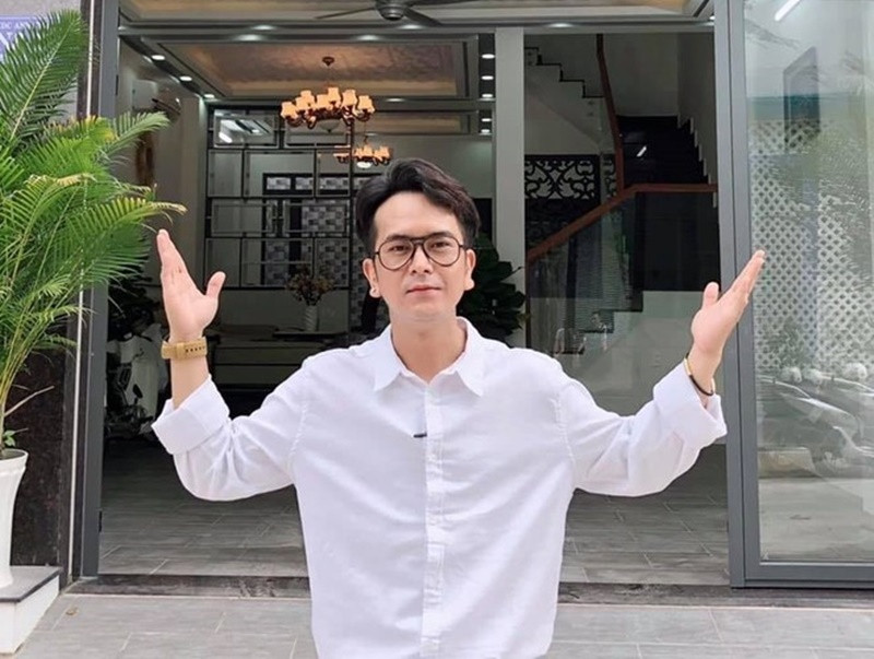 Vài năm gần đây, Hùng Thuận tập trung phát triển nghề môi giới bất động sản. Năm 2021, nam diễn viên đã mở công ty môi giới, kinh doanh nhà đất mang tên anh. Ảnh: FBNV.