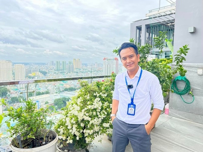 Khi sự nghiệp nghệ thuật chững lại, Hùng Thuận lấn sân kinh doanh. Nam diễn viên mở quán ốc, cửa hàng thực phẩm chức năng tuy nhiên việc kinh doanh thất bại do anh không có kiến thức kinh doanh cũng như có tính phóng khoáng của nghệ sĩ. Ảnh: FBNV.