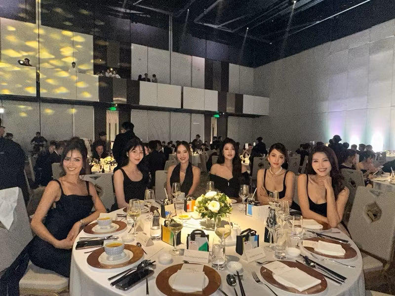 Chế Nguyễn Quỳnh Châu, Đoàn Thiên Ân, Phương Anh diện trang phục tông đen trong tiệc cưới. Ảnh: FBNV.