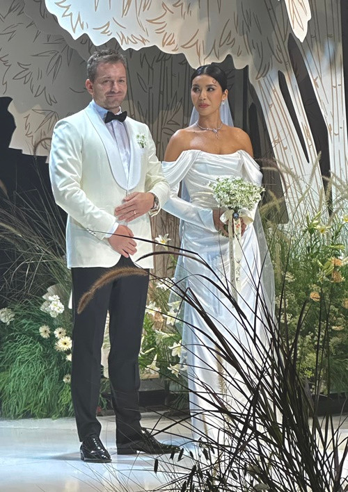 Minh Tú thay váy cưới trắng khi cử hành hôn lễ. Ảnh: FBNV.