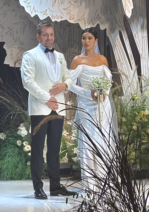 Minh Tú thay váy cưới trắng khi cử hành hôn lễ. Ảnh: FBNV.