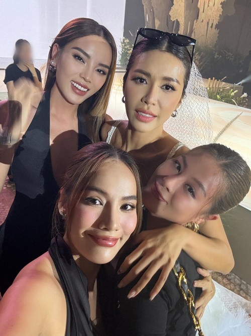 Kỳ Duyên, Lê Hoàng Phương và Nam Thư chụp ảnh cùng cô dâu. Ảnh: FBNV.