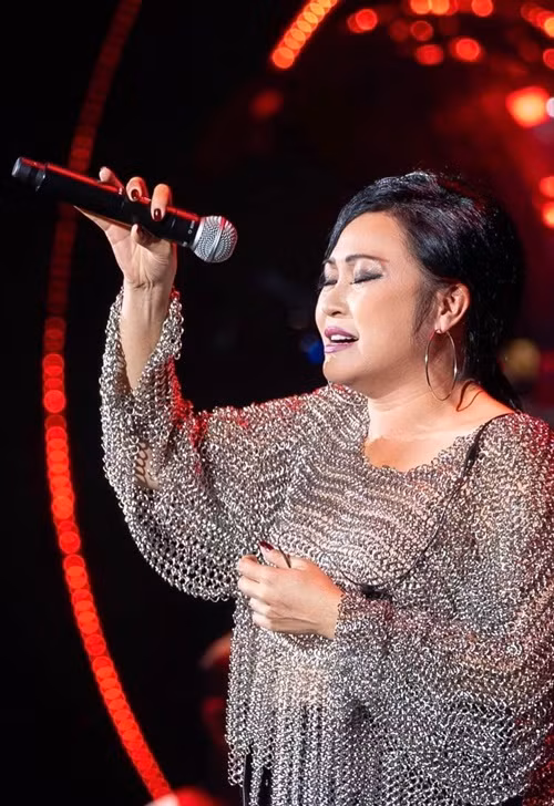 “Khi tôi đưa ra quyết định, người xung quanh rất buồn vì họ thương anh ấy lắm. Tôi đã cố đi một đoạn đường nhưng càng đi càng khổ. Cuối cùng, tôi nói với Ơn trên rằng 'Con sai rồi', sau đó quay đầu”, cô cho biết.