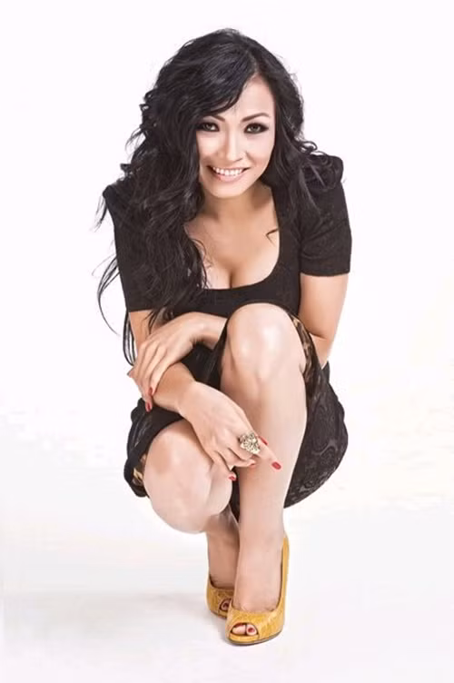 “Phương Thanh ở gần câu lạc bộ thể thao nên anh đến đá cầu mây thì anh hay chở Phương Thanh đi thi hát. Anh ấy ở 1 tuần thì anh chở Phương Thanh đi thi đều 1 tuần cho đến hết cuộc thi rồi anh ấy đi tàu về ngoài Bắc. Lúc chia tay anh ấy có nắm tay 1 cái, lúc đó mình rụt rè nên rút tay lại, đến giờ thấy tiếc”, nữ ca sĩ tiết lộ.