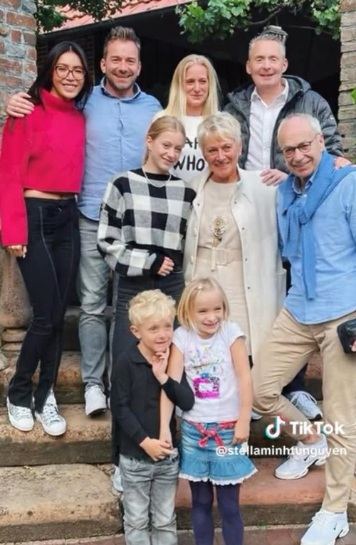 Khi Minh Tú cầu hôn Chris, cô mời cả gia đình Chris gồm bố mẹ, chị gái cùng các cháu chứng kiến. Ảnh: Thương Hiệu Pháp Luật.