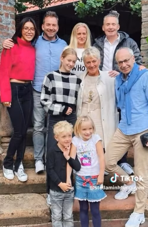 Khi Minh Tú cầu hôn Chris, cô mời cả gia đình Chris gồm bố mẹ, chị gái cùng các cháu chứng kiến. Ảnh: Thương Hiệu Pháp Luật.