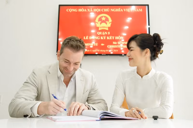 Chồng Minh Tú hiện tại là nhân viên văn phòng trong một công ty đa quốc gia. Ảnh: FBNV.