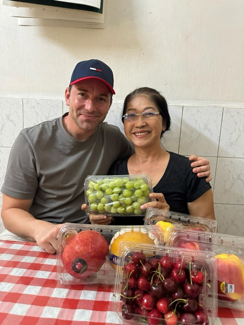 Chris chủ động muốn gặp mẹ của Minh Tú khi cả hai mới quen biết được 2 tháng. Sau này, cứ mỗi lần Chris ở Việt Nam, khoảng 2 tuần hoặc một tháng anh lại về thăm mẹ Minh Tú. Ảnh: FBNV.