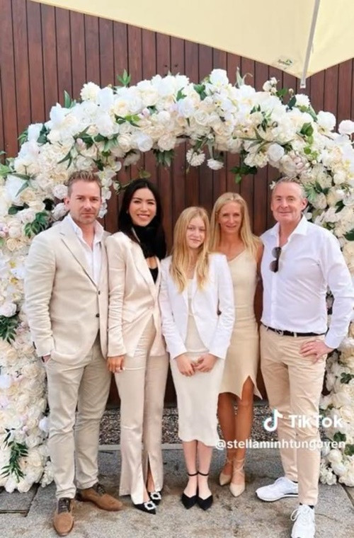 Trong cuộc phỏng vấn với Đời Sống Pháp Luật, Minh Tú chia sẻ những kỷ niệm khi về quê chồng: “Tôi và Chris đều là những người rất trân trọng tình cảm gia đình, mỗi năm sẽ hai lần về châu Âu để thăm ba mẹ anh. Tôi cũng dùng công cụ dịch từ tiếng Anh qua tiếng Đức để cho ông bà hiểu xong rồi ông bà sẽ nhờ anh Chris dịch lại cho tôi, chị và cháu anh Chris thì có biết tiếng Anh. Cả nhà cùng ngồi ăn và làm nhiều việc dễ thương lắm. Chúng tôi cùng đạp xe, cùng đi uống cafe, 4 chiếc xe 2 người lớn 2 người nhỏ, rồi cùng nhau đi câu cá”. Ảnh: Thương Hiệu Pháp Luật.