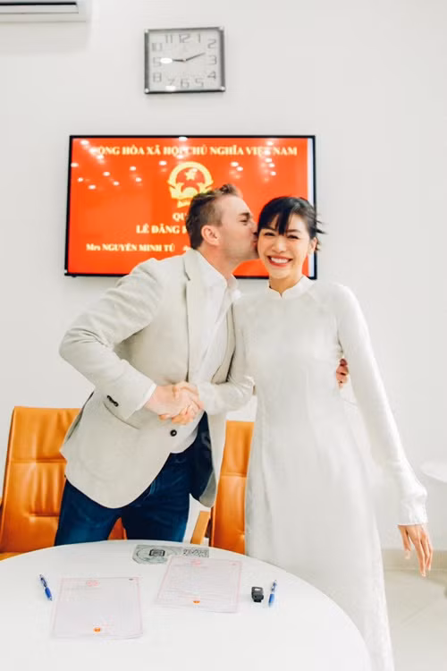 Minh Tú và Chris đăng ký kết hôn cách đây không lâu. Ảnh: FBNV.