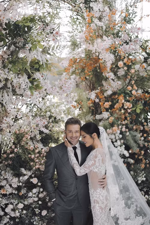 Cặp đôi chụp một số bộ ảnh cưới trong studio. Ảnh: FBNV.