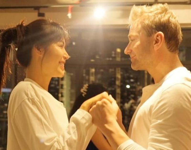 Minh Tú từng chia sẻ, chính bố mẹ Chris giục cả hai kết hôn dù nữ người mẫu nói không cần kết hôn. Ảnh: Thương Hiệu Pháp Luật.