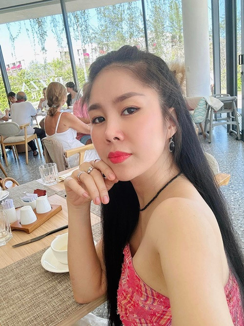 Lê Phương sở hữu vóc dáng thon gọn, gương mặt đẹp.