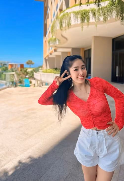 Nữ diễn viên từng nặng 80 kg sau khi sinh con thứ 2. Nhờ ăn uống và luyện tập nghiêm ngặt, Lê Phương giảm cân thành công, xuống còn 50 kg.