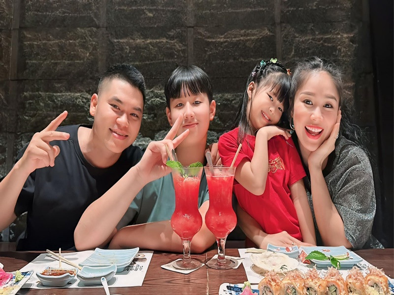 Vợ chồng Lê Phương vừa đưa các con đi chơi dịp lễ 30/4-1/5.