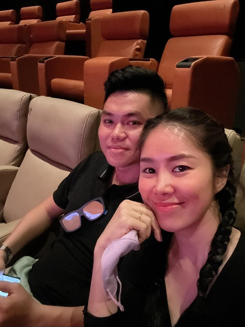 Cặp đôi "trốn con" đi xem phim.