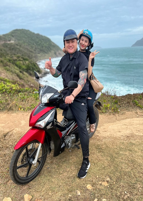 Nam ca sĩ đảm nhận công việc nấu ăn, chăm sóc vợ trẻ khi cô mang bầu. Vũ Duy Khánh còn tạm dừng chuyến lưu diễn châu Âu để ở nhà lúc vợ sinh con.