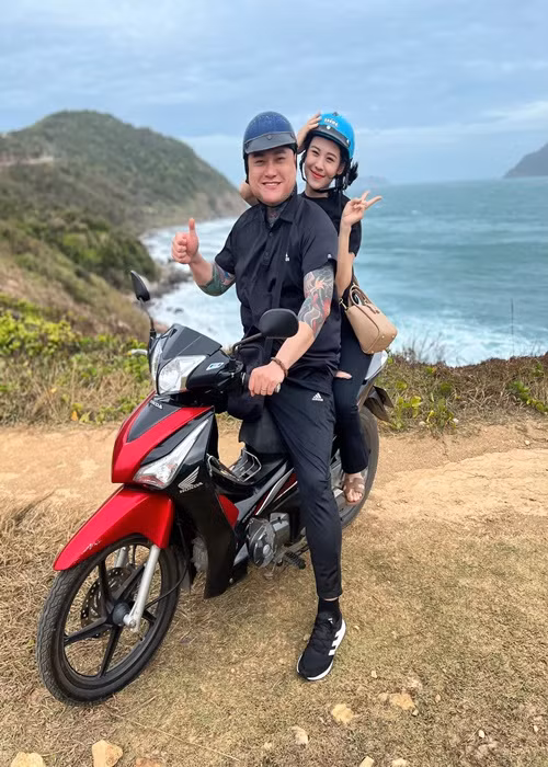 Nam ca sĩ đảm nhận công việc nấu ăn, chăm sóc vợ trẻ khi cô mang bầu. Vũ Duy Khánh còn tạm dừng chuyến lưu diễn châu Âu để ở nhà lúc vợ sinh con.