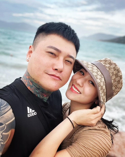 Vợ Vũ Duy Khánh sinh năm 1999, kém chồng 10 tuổi, sở hữu nhan sắc xinh đẹp.