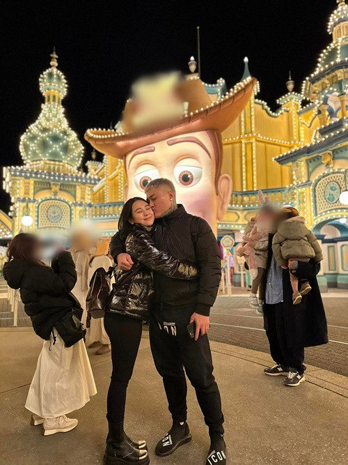 Cặp đôi khoe không ít hình ảnh tình tứ.