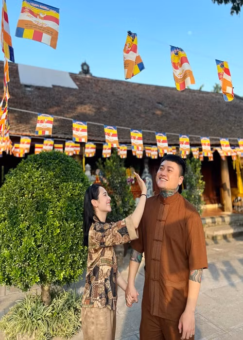 Vũ Duy Khánh hết mực chiều chuộng Phương Anh.