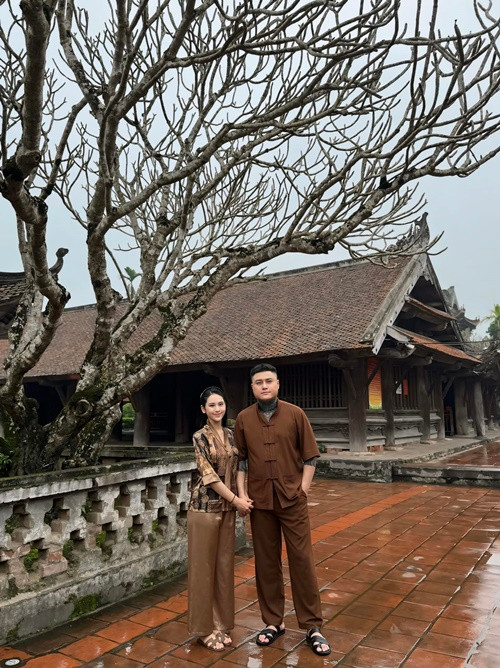 “Anh chỉ có một tình yêu duy nhất dành tặng em bây giờ và mãi mãi. Dẫu anh đi đến tận cùng trái đất, vẫn hướng về em bằng trọn con tim”, nam ca sĩ nhắn nhủ vợ.