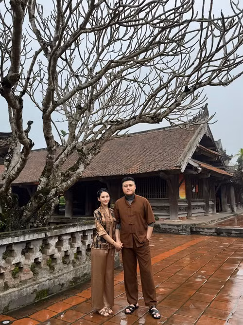 “Anh chỉ có một tình yêu duy nhất dành tặng em bây giờ và mãi mãi. Dẫu anh đi đến tận cùng trái đất, vẫn hướng về em bằng trọn con tim”, nam ca sĩ nhắn nhủ vợ.