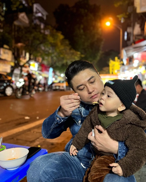 Vũ Duy Khánh chăm lo từng bữa ăn cho con nhỏ.