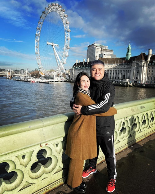 Vợ chồng Vũ Duy Khánh bên nhau như hình với bóng. Trong ảnh, Phương Anh tháp tùng chồng đi lưu diễn nước ngoài.