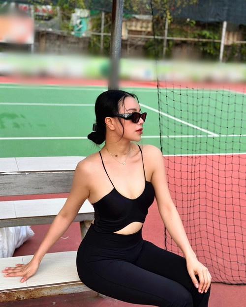 Trà Ngọc Hằng có gu thời trang trẻ trung, sành điệu.