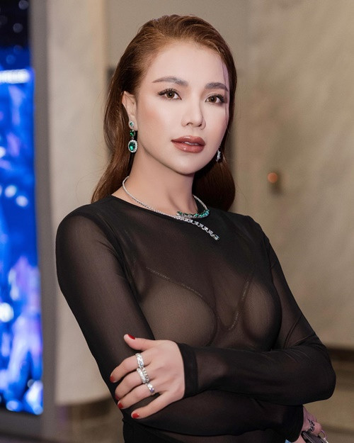 Chân dài tiết lộ: “Tôi tạo dáng không quá cong, cũng không gập bụng lại mặc dù có những dáng ngồi nhưng ngồi vừa phải, dáng ngồi cần thẳng lưng, đừng gập lại quá sẽ tạo ngấn mỡ. Nhất là với ai có mỡ thừa sẽ rất lộ liễu".