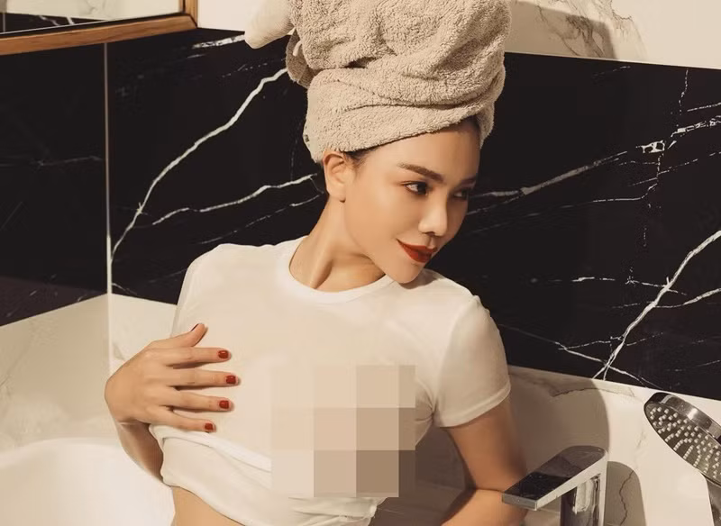 Do chất liệu mỏng tang, trang phục để lộ rõ ràng vóc dáng quyến rũ của Trà Ngọc Hằng.