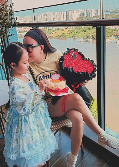 Về bố của con gái, nữ người mẫu cho biết, cô và người cũ đều có cuộc sống riêng.