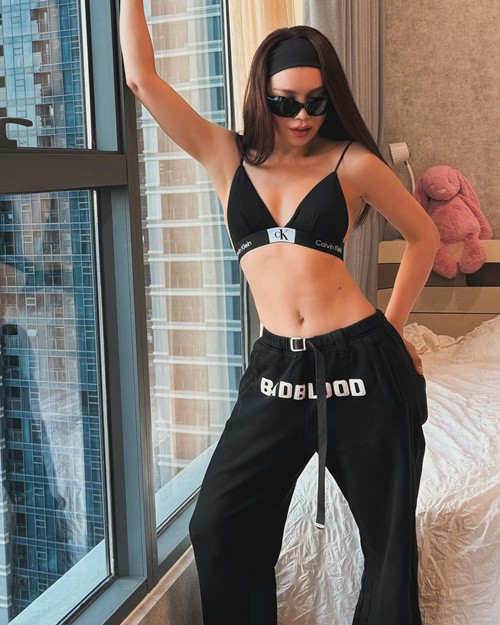 Trà Ngọc Hằng có một số bí quyết tạo dáng để phô được các điểm mạnh về dáng vóc.