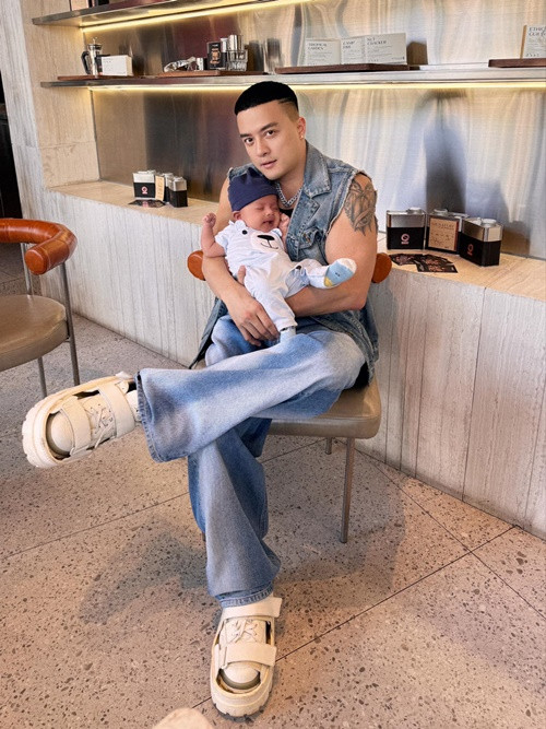 Con trai Cao Thái Sơn chào đời vào giữa tháng 12/2023. Đến tháng 1/2024, nam ca sĩ mới khoe quý tử.