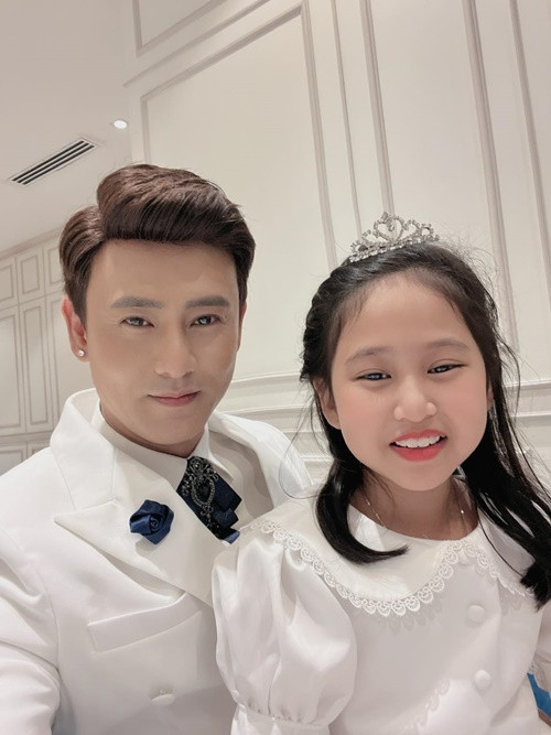 Vào năm 2016, khi con gái được 3 tuổi, Ưng Đại Vệ lần đầu tiết lộ về cô nhóc. Nam ca sĩ chia sẻ, anh từng lo sợ công chúng sẽ khó đón nhận thông tin này, bản thân anh cũng chưa đủ tự tin để công khai.