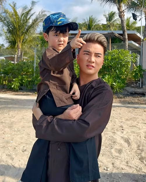 Mẹ của bé Polo không bao giờ muốn lộ diện. Nam ca sĩ cho biết, người này chỉ muốn ở phía sau. Đàm Vĩnh Hưng tôn trọng quyết định này của nửa kia.