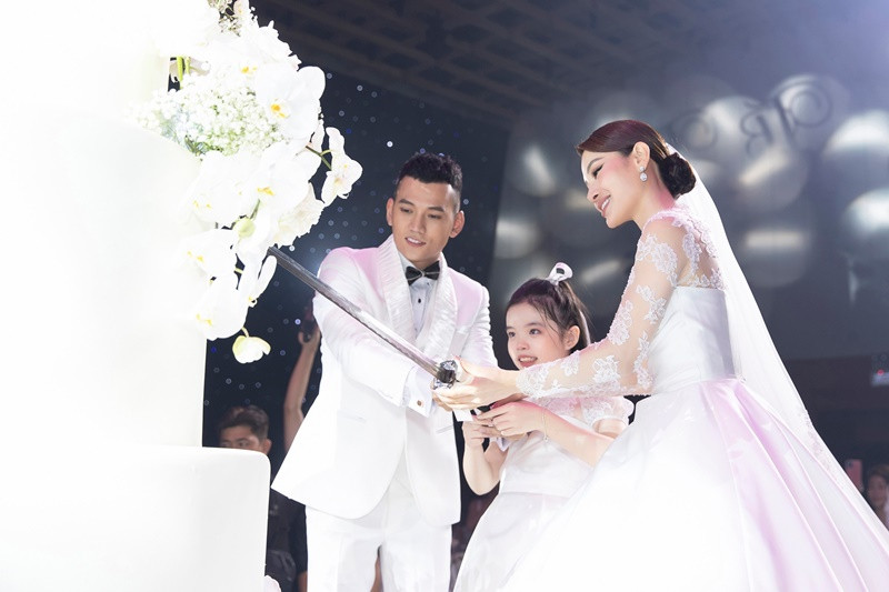 Ngày 25/4/2022, Phương Trinh Jolie - Lý Bình tổ chức tiệc cưới. Đáng chú ý, con gái riêng của Phương Trinh Jolie lần đầu lộ diện trước công chúng. “Ở đời thường, Trinh đều dắt Mia theo, luôn gọi Mia là con, không giấu gì hết, Trinh chỉ không công khai Mia trên truyền thông thôi”, Phương Trinh Jolie chia sẻ.