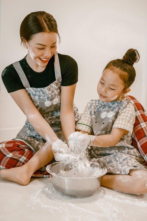 Tháng 12/2018, người mẫu Trà Ngọc Hằng bất ngờ thừa nhận đã sinh con gái đầu lòng từ 4 tháng trước. Hiện tại, bố của con gái Trà Ngọc Hằng vẫn được giữ kín danh tính.