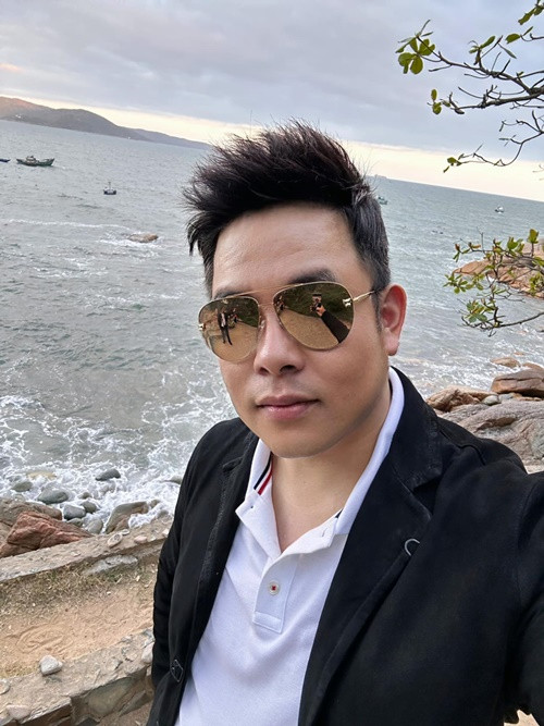 Hậu đám cưới của Hà Thanh Xuân, Quang Lê khẳng định, trong các clip, anh và Hà Thanh Xuân có nhiều hành động, lời nói thân mật, tình cảm nhưng chỉ là quay clip mà thôi, ở ngoài không có gì hết. Nam ca sĩ mong khán giả nghĩ đúng, đừng nghĩ sai, tội nghiệp Hà Thanh Xuân. Về phía Hà Thanh Xuân, cô tuyên bố chia tay doanh nhân Thắng Ngô vào năm 2023. Ảnh: FBNV.