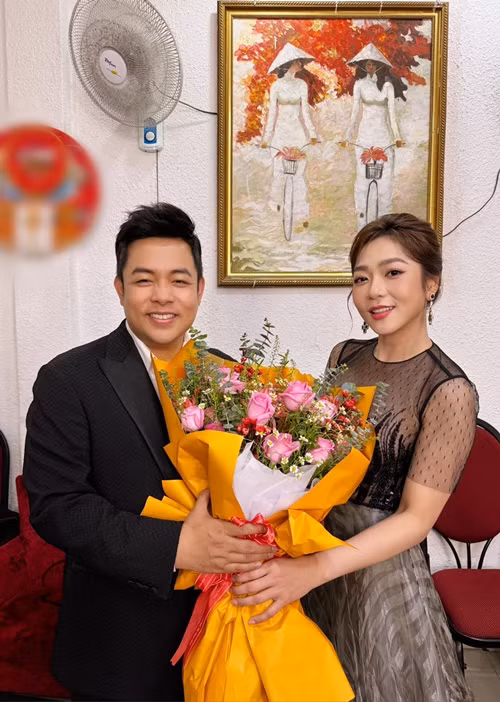 Tháng 4/2022, trước thông tin Hà Thanh Xuân làm đám cưới với doanh nhân Thắng Ngô, Quang Lê cho biết, anh sẽ hát trong đám cưới của đàn em. Tuy nhiên, sau đó vì bận công việc, anh vắng mặt trong đám cưới. Ảnh: FBNV.