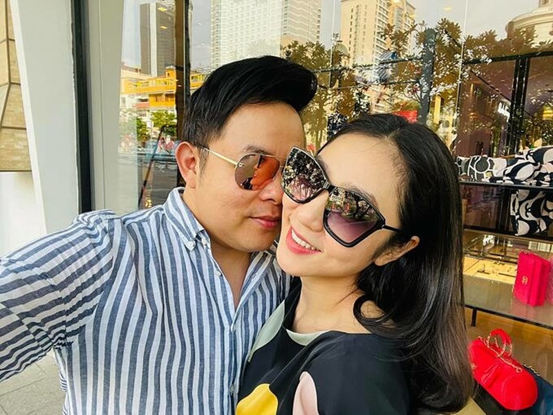 Trong một clip, Quang Lê chia sẻ, khán giả không tin anh và Hà Thanh Xuân có tình cảm vì chưa thấy cả hai hôn nhau. Trước gợi ý của Quang Lê, Hà Thanh Xuân đồng ý nhưng dùng túi che lại. Ảnh: FBNV.