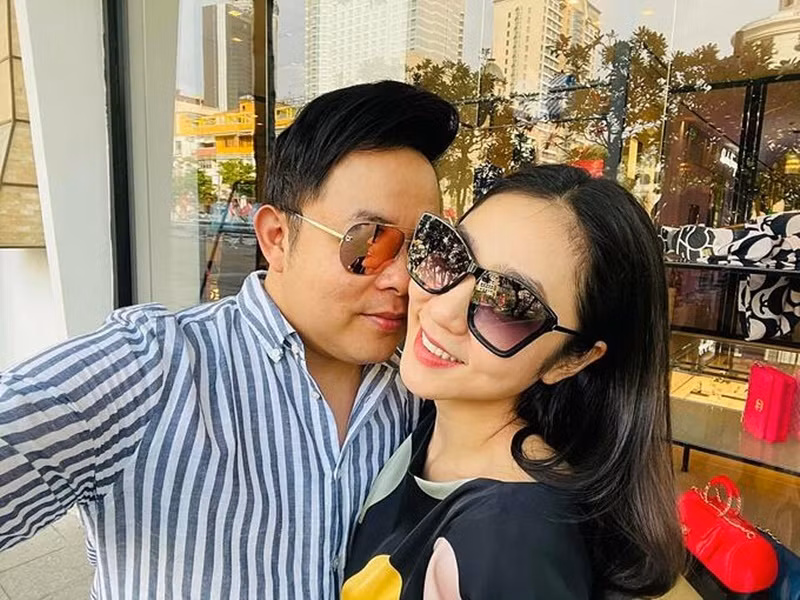 Trong một clip, Quang Lê chia sẻ, khán giả không tin anh và Hà Thanh Xuân có tình cảm vì chưa thấy cả hai hôn nhau. Trước gợi ý của Quang Lê, Hà Thanh Xuân đồng ý nhưng dùng túi che lại. Ảnh: FBNV.