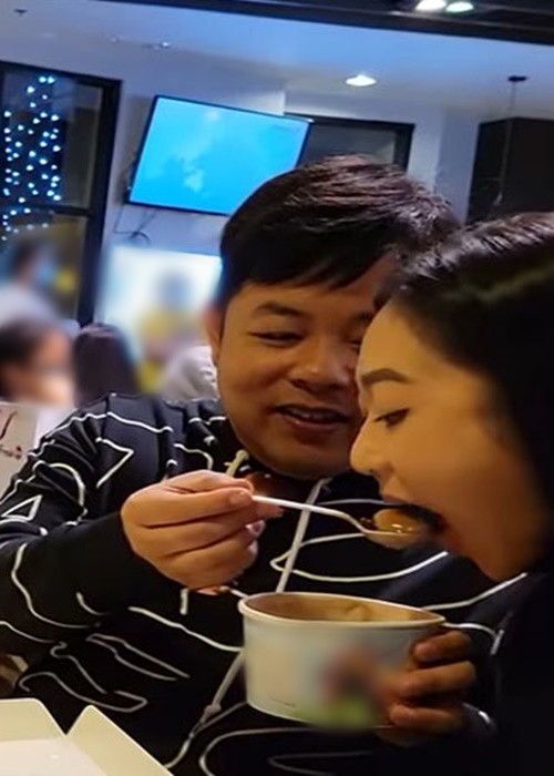 Hà Thanh Xuân kể lại kỷ niệm đáng nhớ nhất với Quang Lê. Cụ thể, trong một chuyến đi chùa Châu Đốc ngày Tết, cô được nhiều khán giả gọi là "vợ sắp cưới" của Quang Lê. Ảnh: Dân Việt.