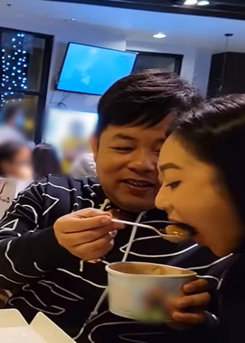 Hà Thanh Xuân kể lại kỷ niệm đáng nhớ nhất với Quang Lê. Cụ thể, trong một chuyến đi chùa Châu Đốc ngày Tết, cô được nhiều khán giả gọi là "vợ sắp cưới" của Quang Lê. Ảnh: Dân Việt.