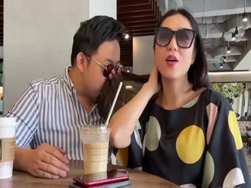 Quang Lê và người tình sân khấu còn có nhiều cử chỉ thân mật dành cho nhau ở đời thường. Ảnh: Thương Hiệu Pháp Luật.