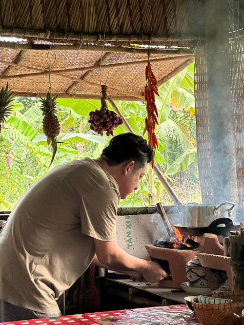 Nam diễn viên có sở thích nấu nướng. Trên trang cá nhân, anh thường xuyên chia sẻ các clip vào bếp nấu ăn. Ảnh: FBNV.