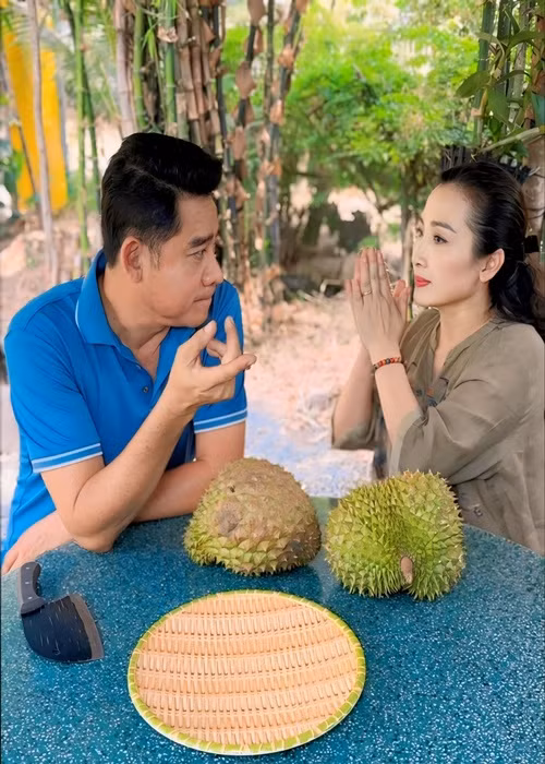 “Gặp lại những người bạn diễn là Tuấn vui lắm. Mỗi phim là quay với một dàn diễn viên khác nhau. Có khi cả năm hoặc lâu hơn mới có dịp gặp lại nhau. Hôm nay có vài người bạn đóng phim chung xuống nhà chơi, Tuấn vui quá chừng. Sắp tới chắc phải sắp xếp mời nhiều đồng nghiệp đến chơi”, anh chia sẻ. Ảnh: FBNV.