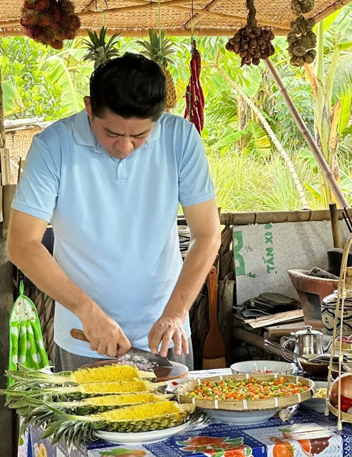 Nam thần màn ảnh một thời chế biến các món ăn từ rau tự trồng trong vườn, cá nuôi trong ao. Ảnh: FBNV.