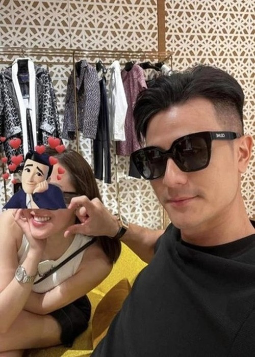 Hoàng Thùy Linh từng công khai hẹn hò siêu mẫu Vĩnh Thụy. Nam người mẫu từng đưa Hoàng Thùy Linh về ra mắt gia đình. Tuy nhiên, cặp đôi được cho chia tay vào năm 2018. Vào tháng 10/2023, Vĩnh Thụy kết hôn với con gái của một doanh nhân ngành bất động sản nổi tiếng ở Đà Lạt. Ảnh: Phụ Nữ Mới.